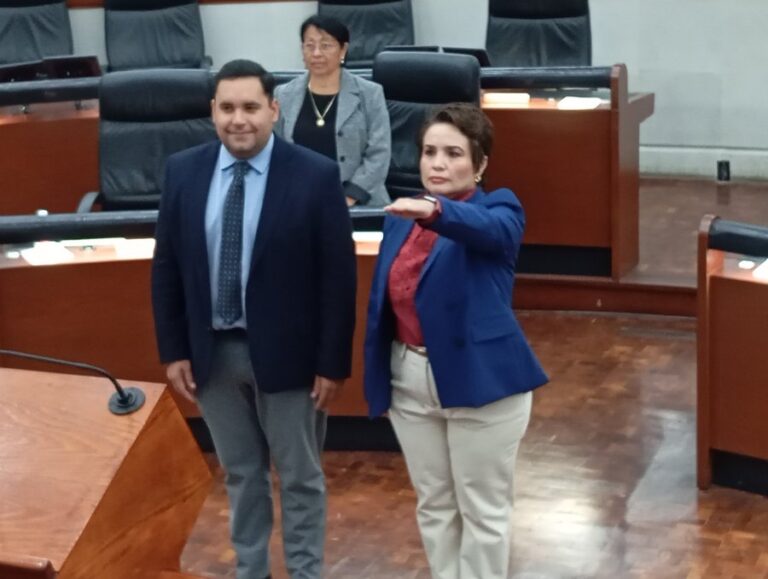 Excoordinadora de asesores rinde protesta para ocupar la curul de Arreola