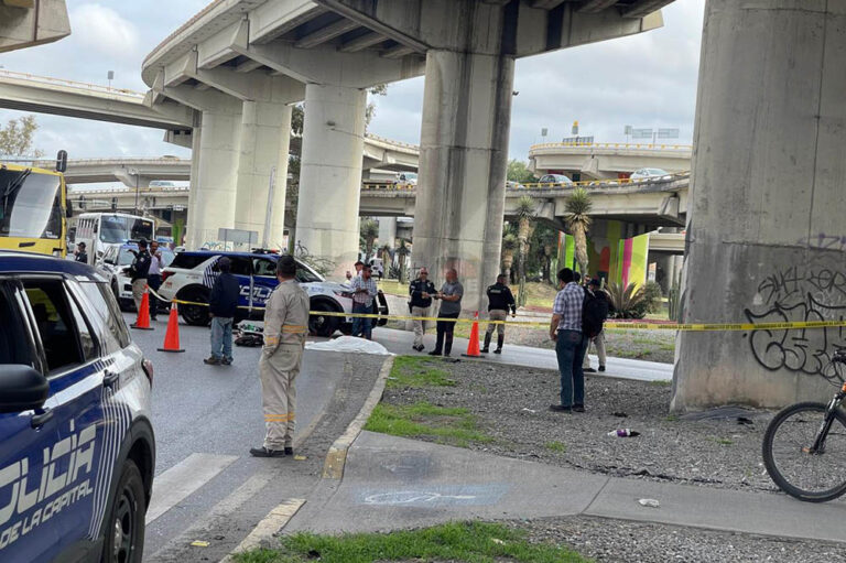 Adulto mayor muere atropellado en el distribuidor Juárez
