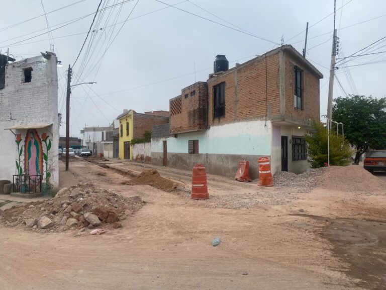 Habitantes de la Col. San Francisco llevan más de dos años con agua turbia y drenaje colapsado