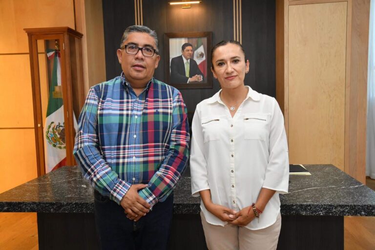 Titular de Seduvop y funcionario soledense intercambian cargos