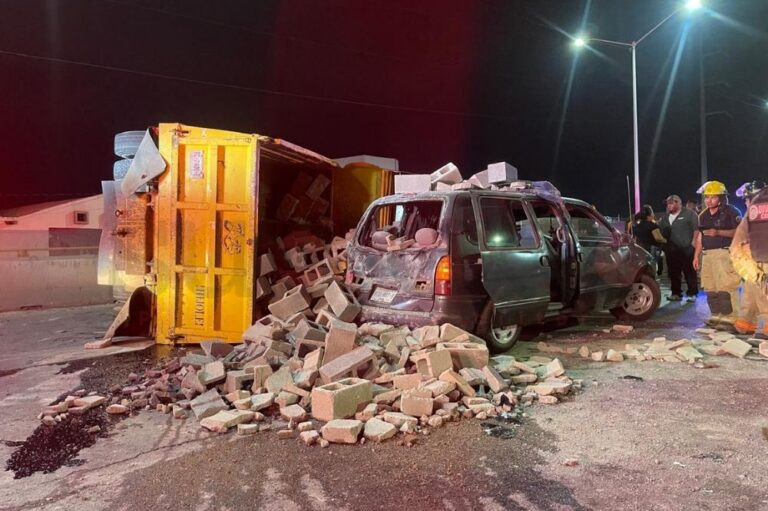 Camión de volteo vuelca sobre camioneta familiar en Periférico