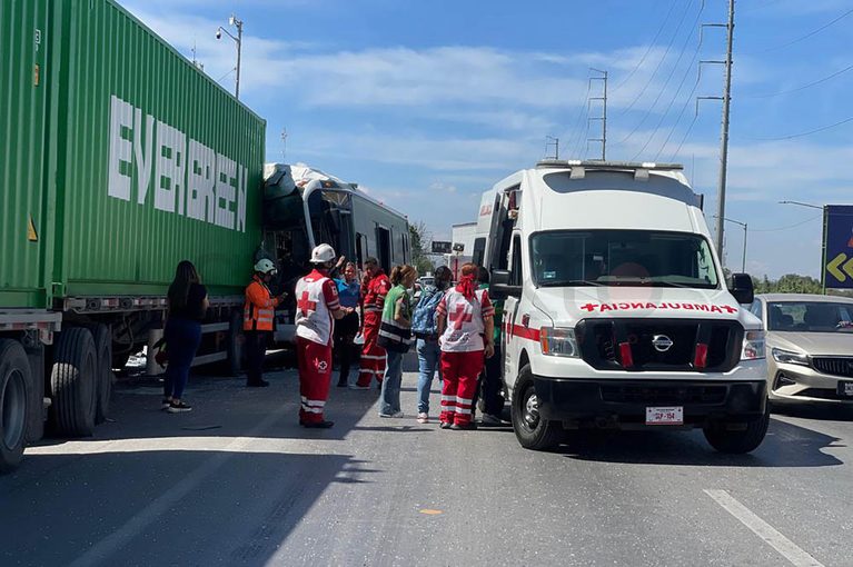 Cuatro lesionados tras choque de Red Metro contra un tráiler en la carretera a Matehuala