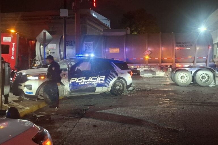 Impacta tractocamión a patrulla en la Zona Centro de la capital