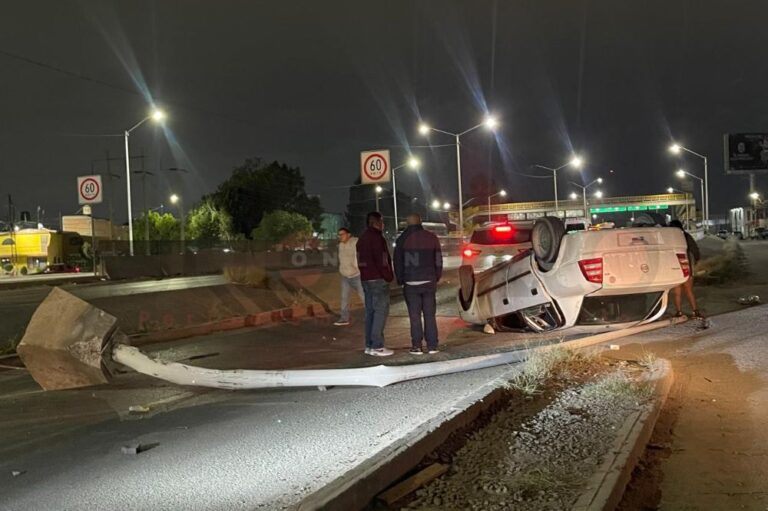 Volcadura en Circuito Potosí deja daños materiales en Soledad