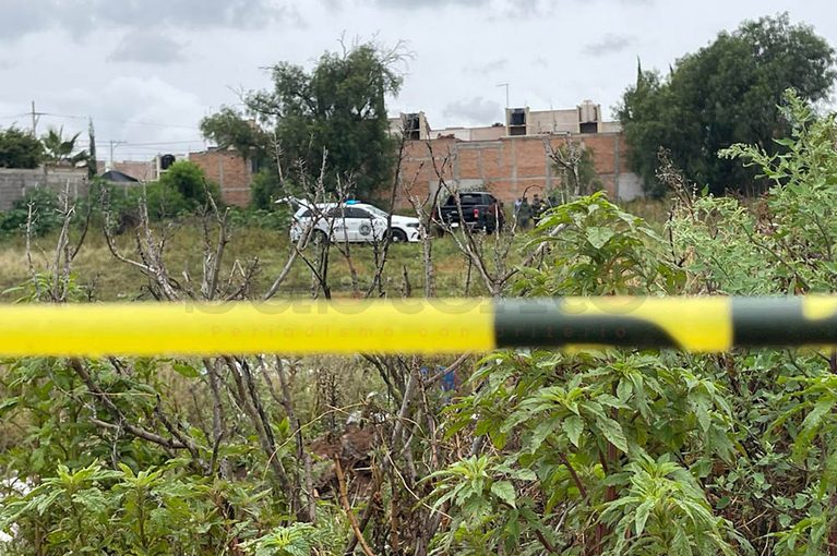 Hallan cadáver dentro de una camioneta en Pozos